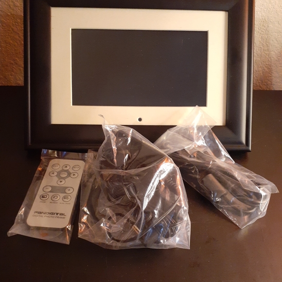 Pandigital 7" Digital Photo Frame with Remote, Charger & USB - Picture 3 of 3